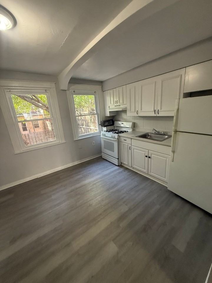 2452 S Edgewood St - Photo 4 of 14