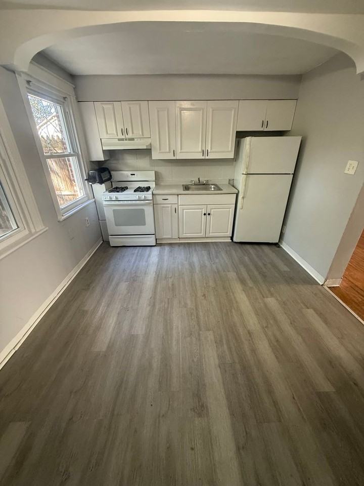 2452 S Edgewood St - Photo 5 of 14