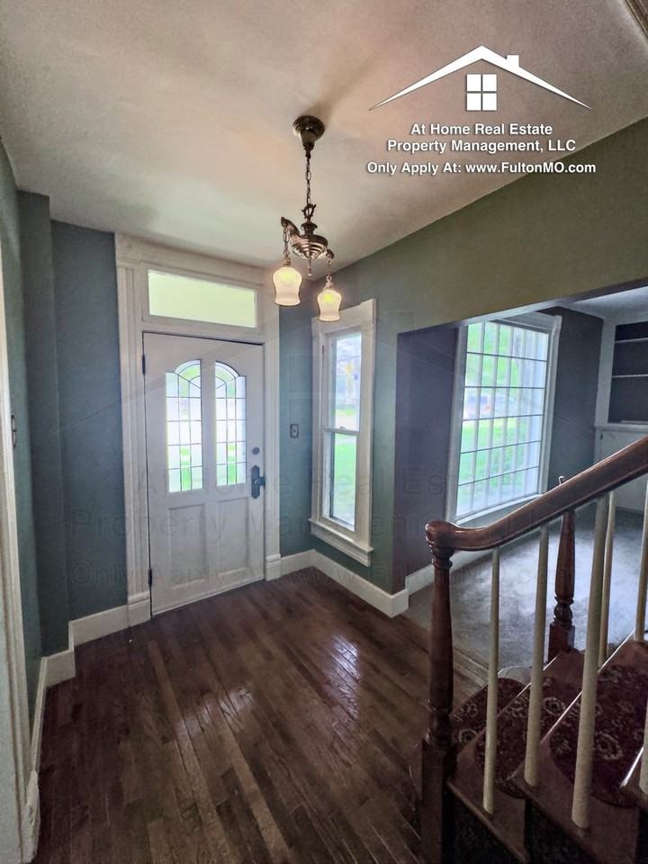 206 E 9th St - Photo 2 of 44