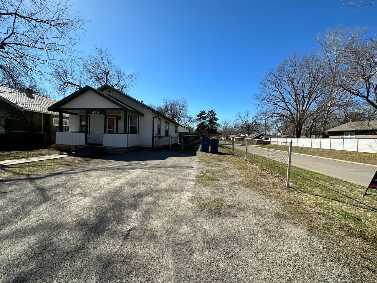 1602 S Springfield St - Photo 2 of 17