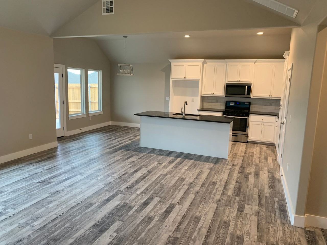 2020 N Grandview St - Photo 2 of 16