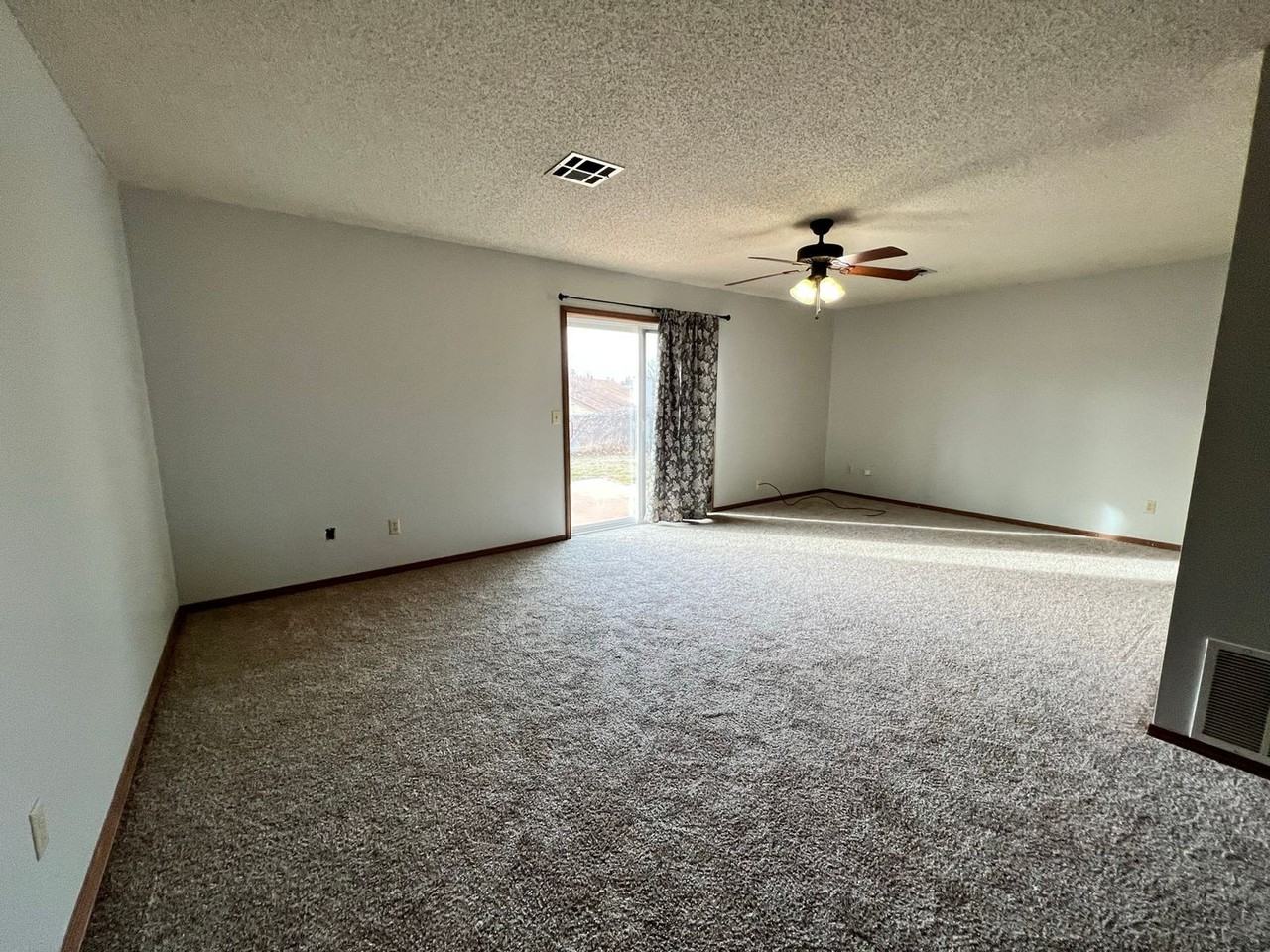 923 E Knapp Ave - Photo 2 of 15