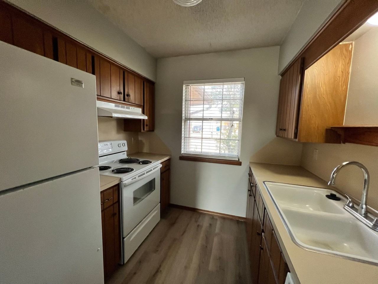 923 E Knapp Ave - Photo 3 of 15