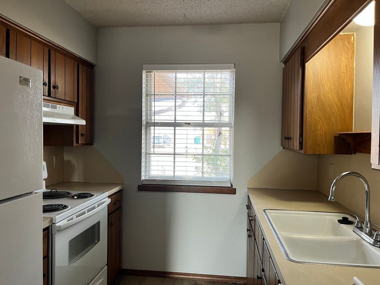 923 E Knapp Ave - Photo 4 of 15