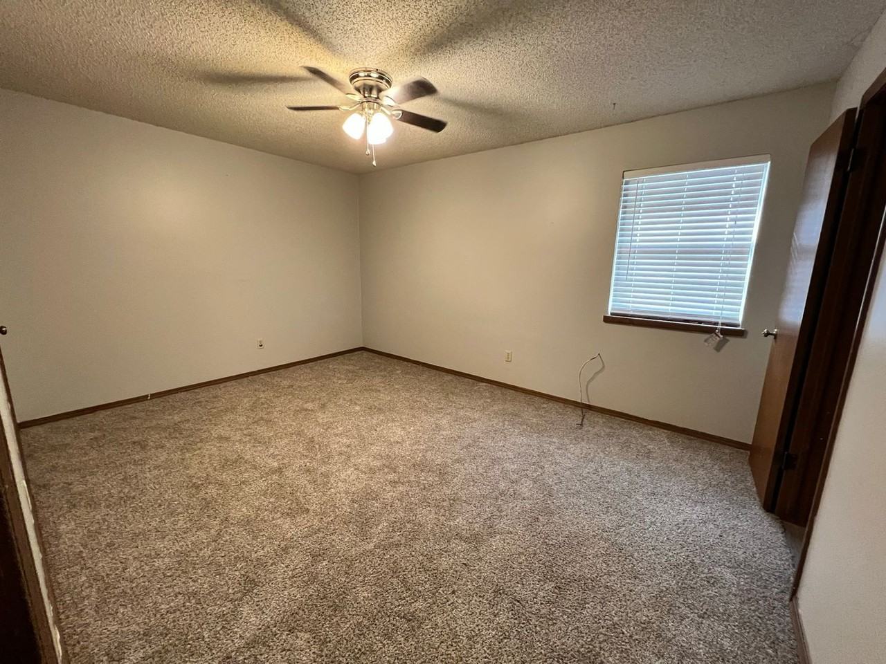 923 E Knapp Ave - Photo 6 of 15