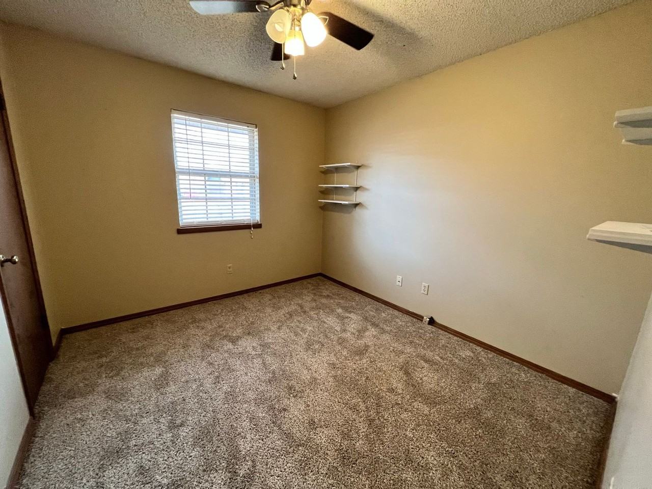 923 E Knapp Ave - Photo 7 of 15