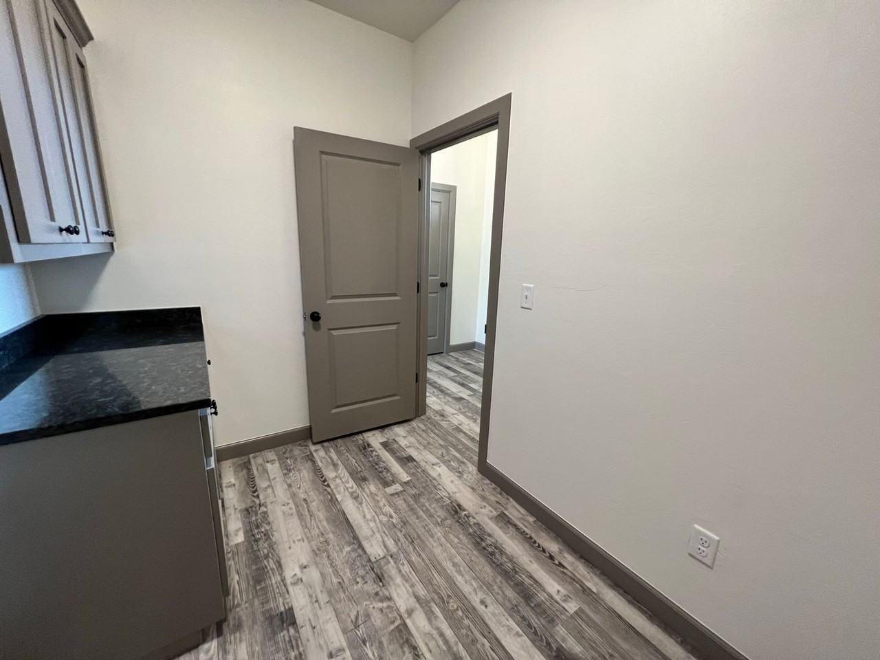 2522 S Walnut St - Photo 7 of 31