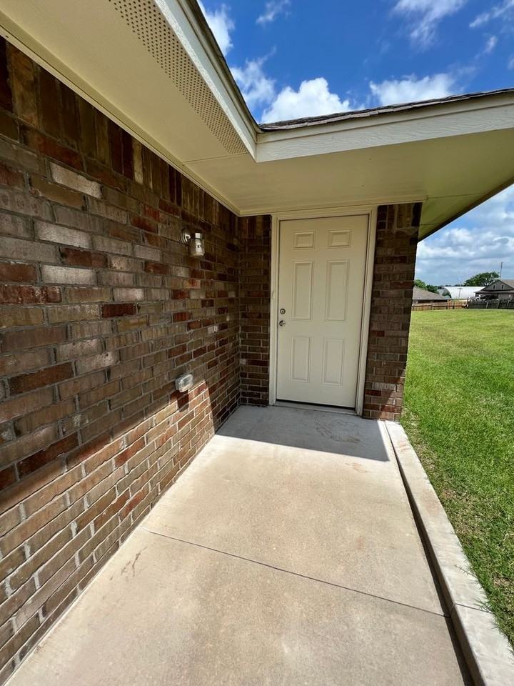 2403 Blackhawk Dr - Photo 2 of 20