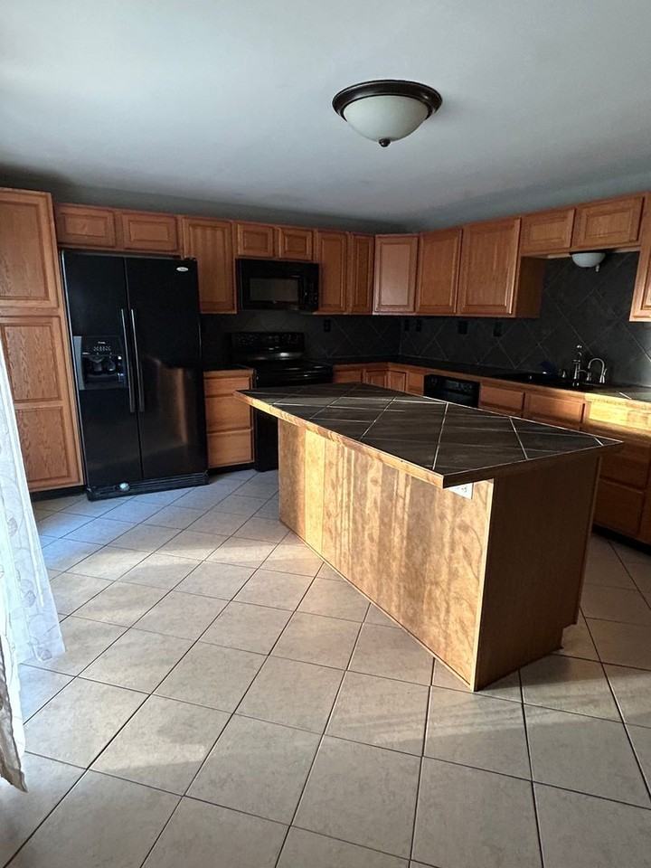 606 40th St - Photo 2 of 11