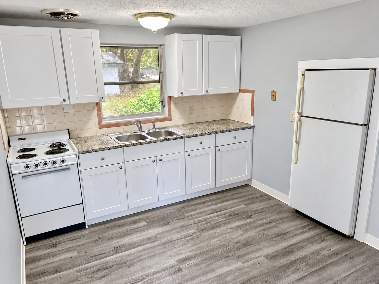 5027 Studio Dr - Photo 4 of 6