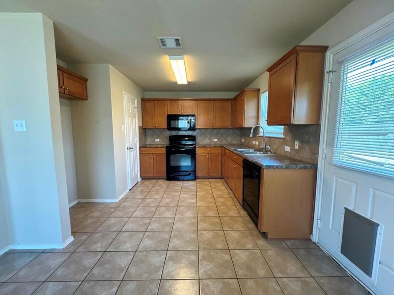 1005 Gentry Dr - Photo 6 of 23