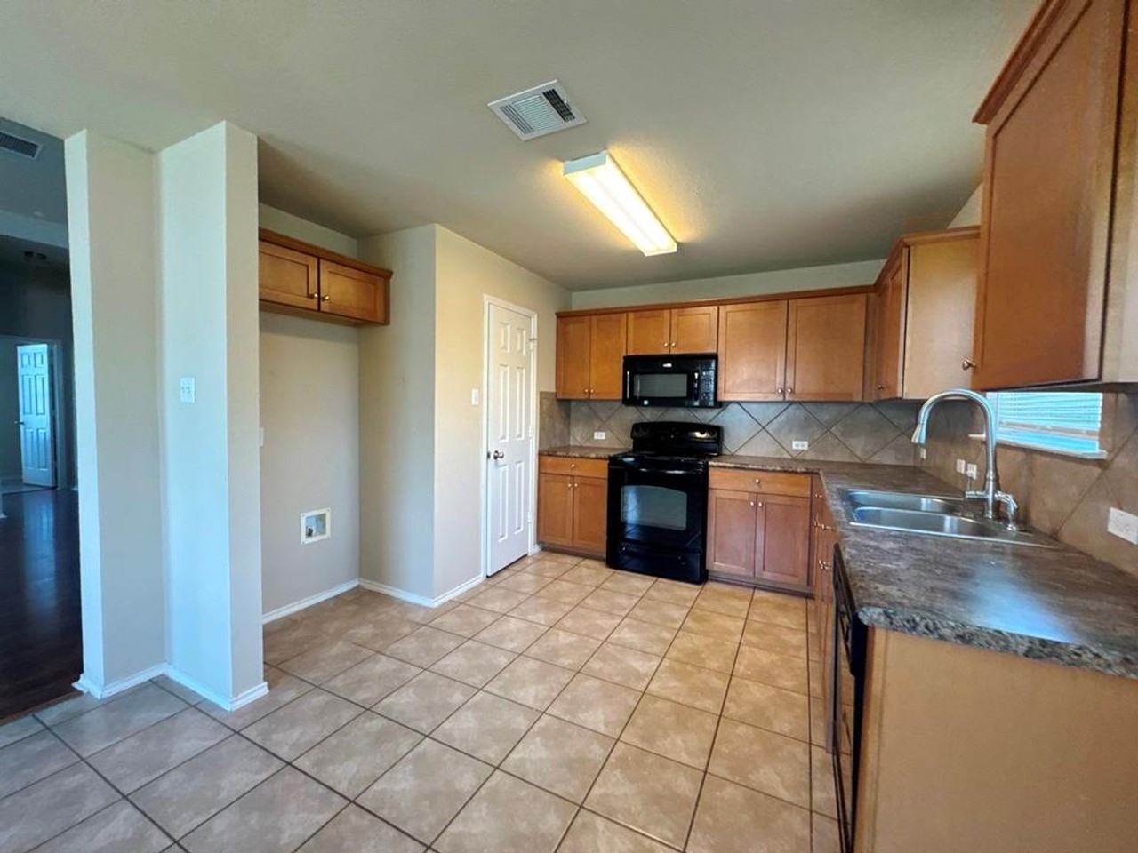 1005 Gentry Dr - Photo 7 of 23