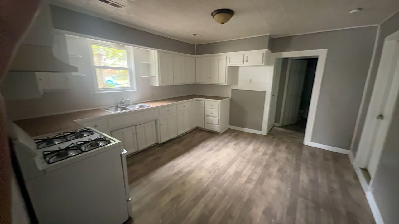 2022 N East Ave - Photo 5 of 10
