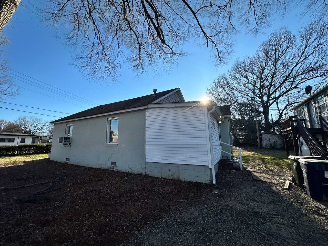 13821 Holbrooks Rd - Photo 4 of 19