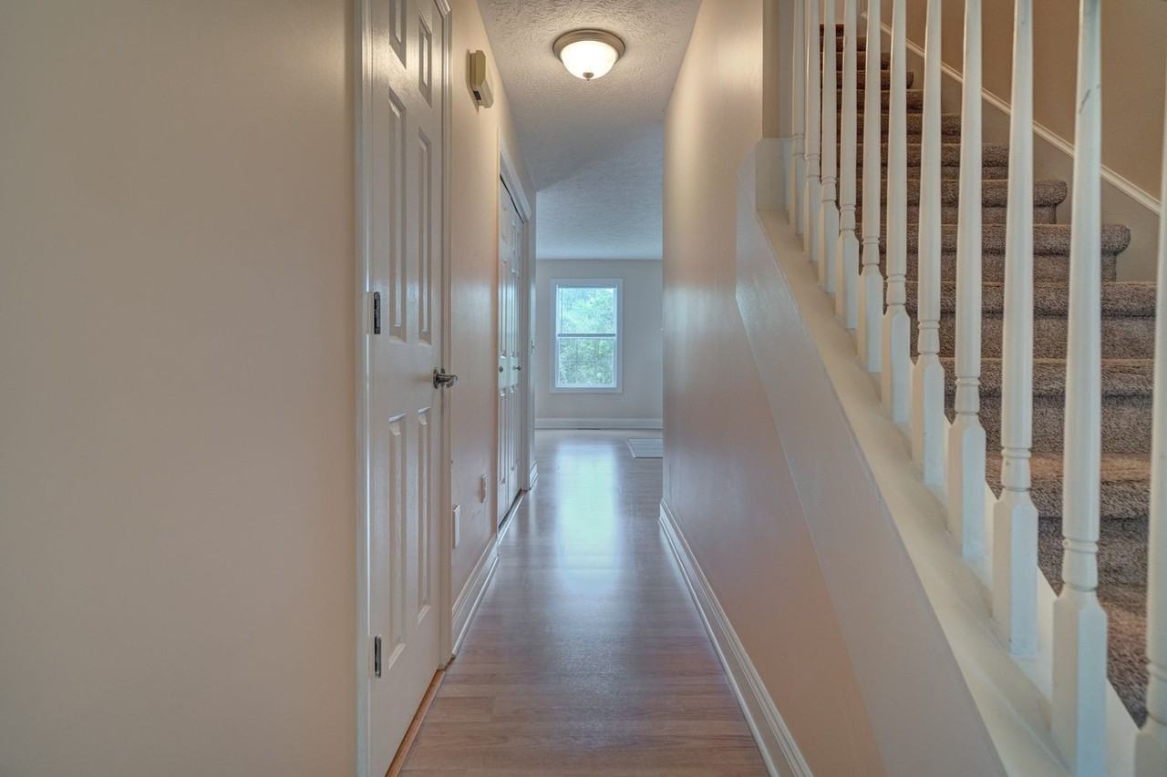 815 Oaktree Blvd - Photo 2 of 33