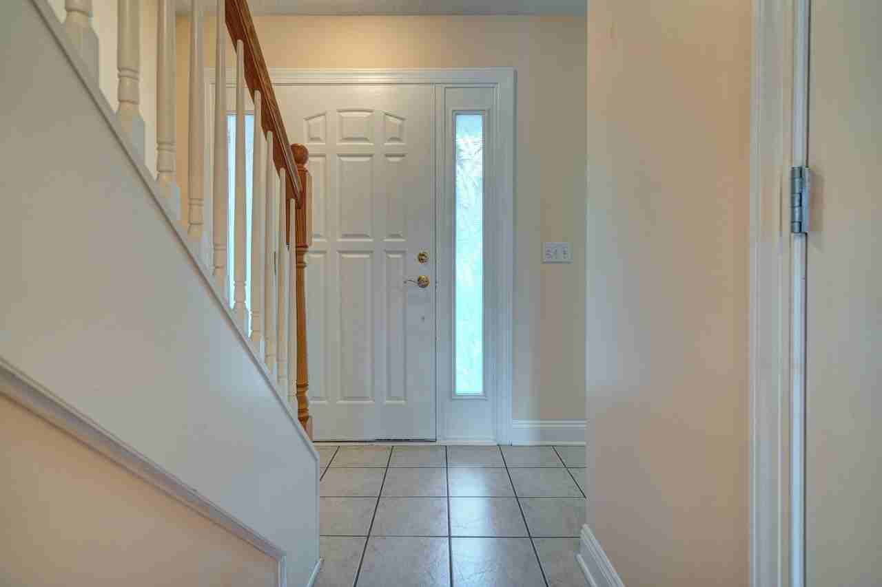 815 Oaktree Blvd - Photo 3 of 33