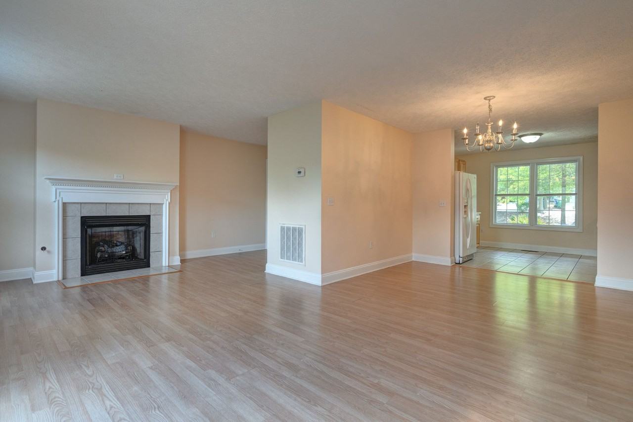815 Oaktree Blvd - Photo 4 of 33