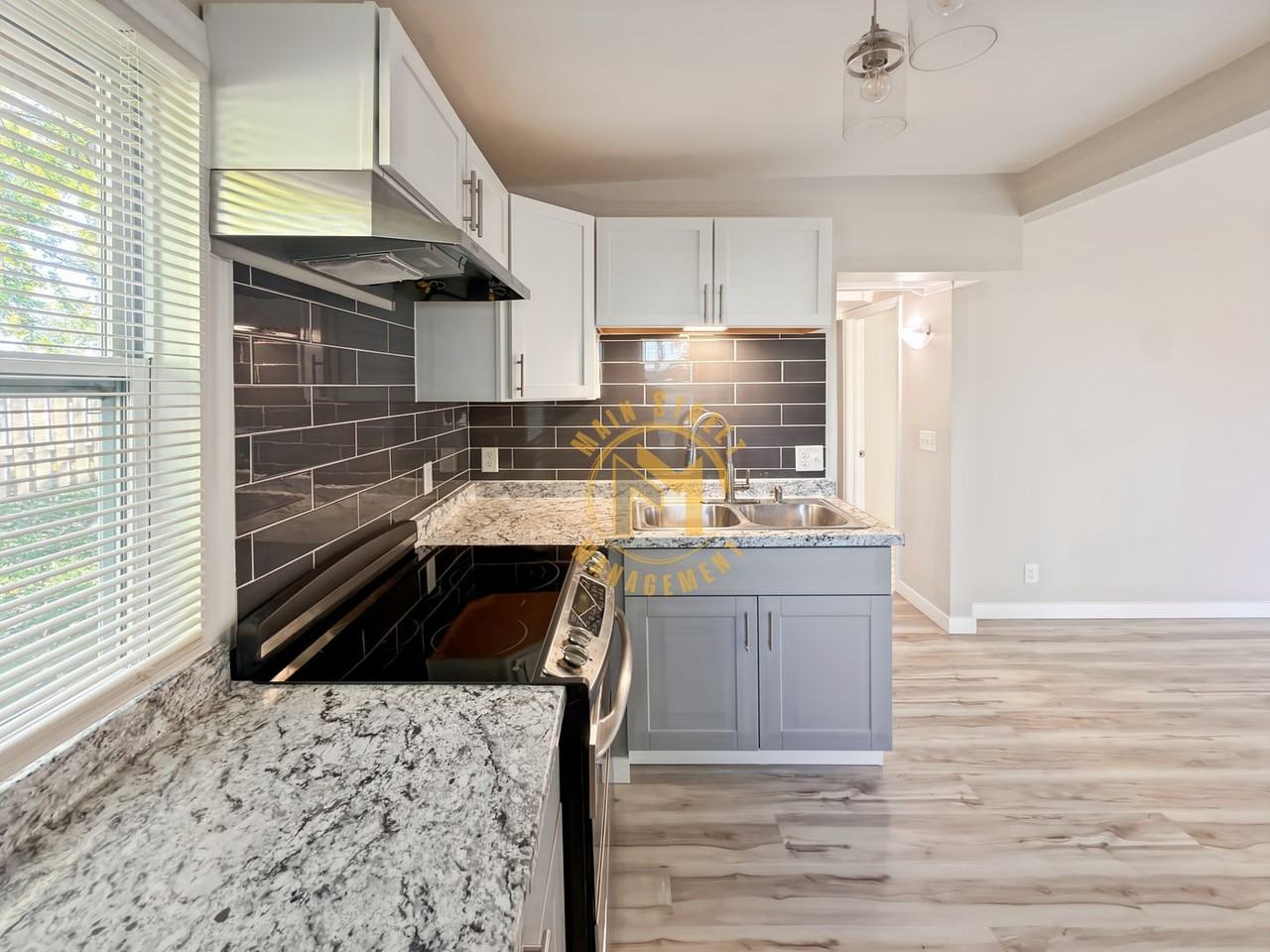 214 Smith St - Photo 3 of 10