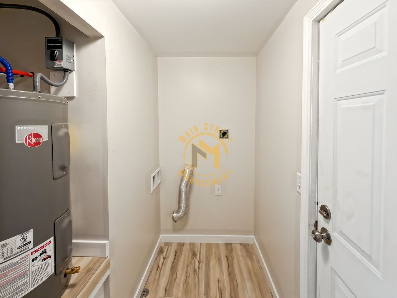 214 Smith St - Photo 5 of 10