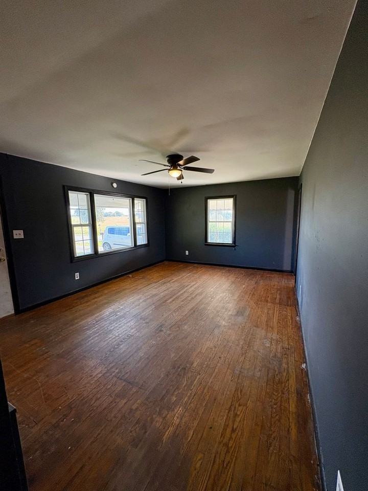 301 7th St - Photo 2 of 9