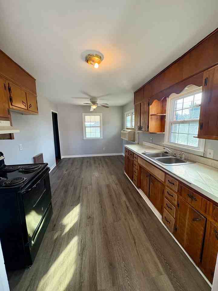 301 7th St - Photo 4 of 9