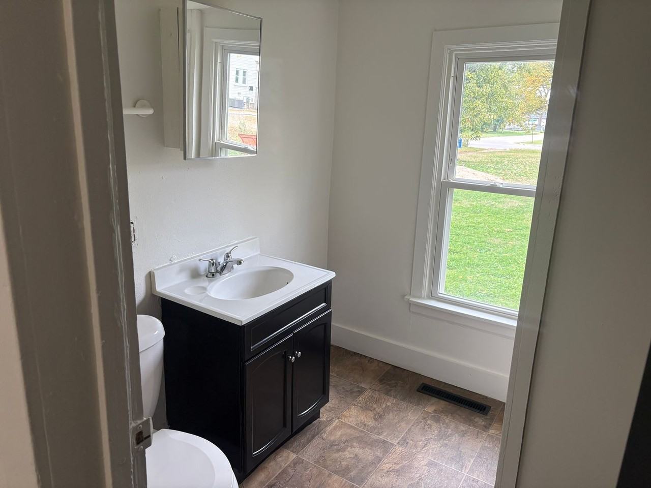 213 Quincy St - Photo 3 of 4