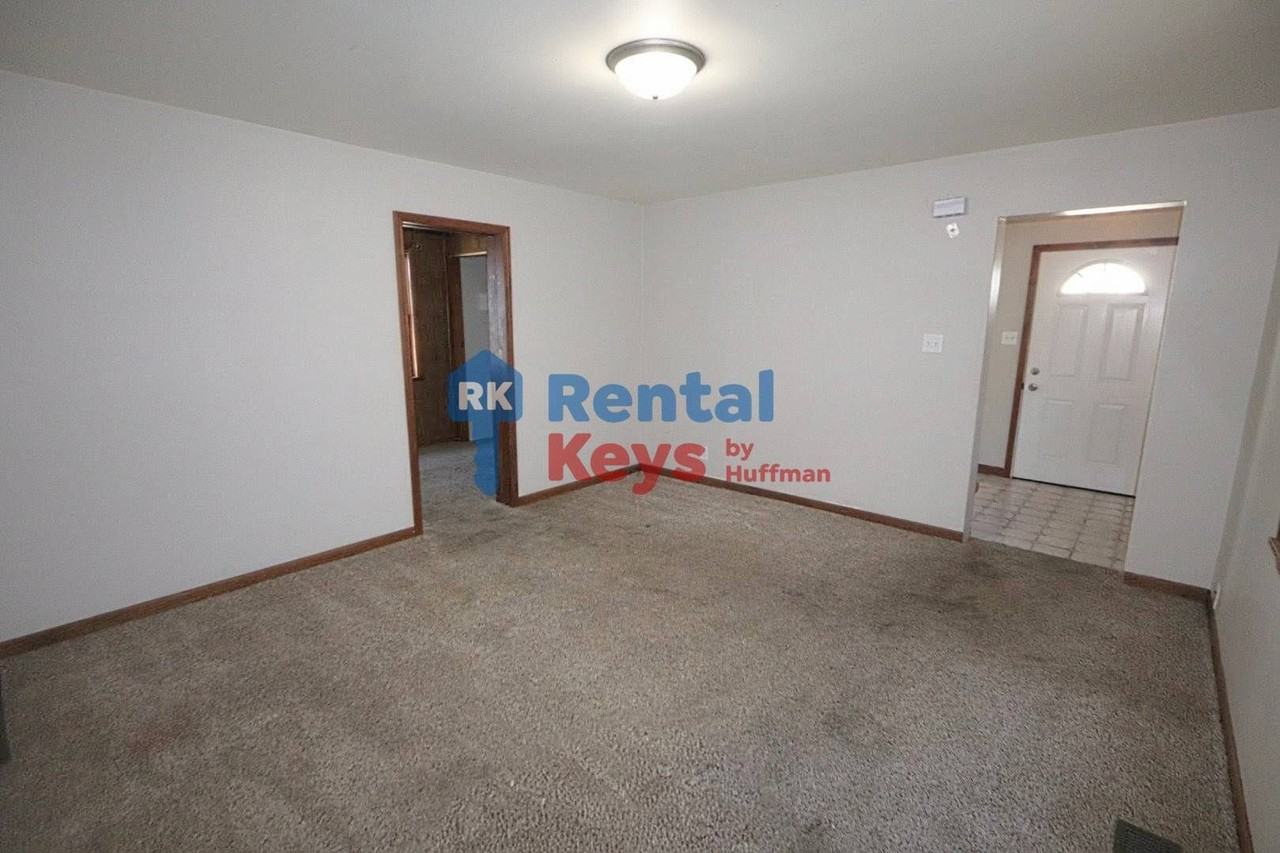 317 E Iowa St - Photo 3 of 23