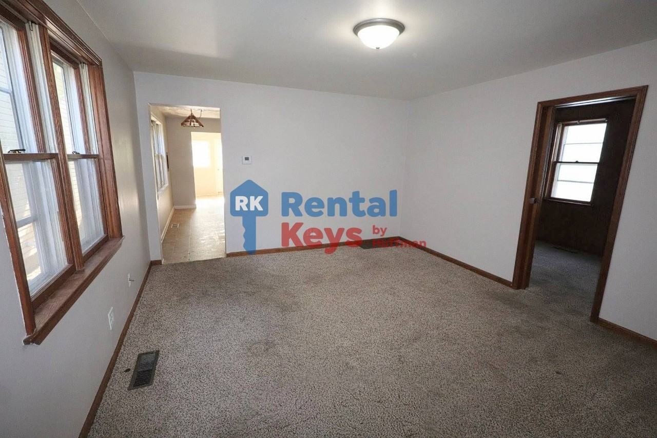 317 E Iowa St - Photo 6 of 23