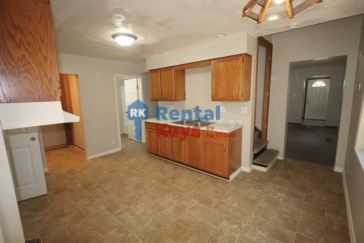 317 E Iowa St - Photo 7 of 23