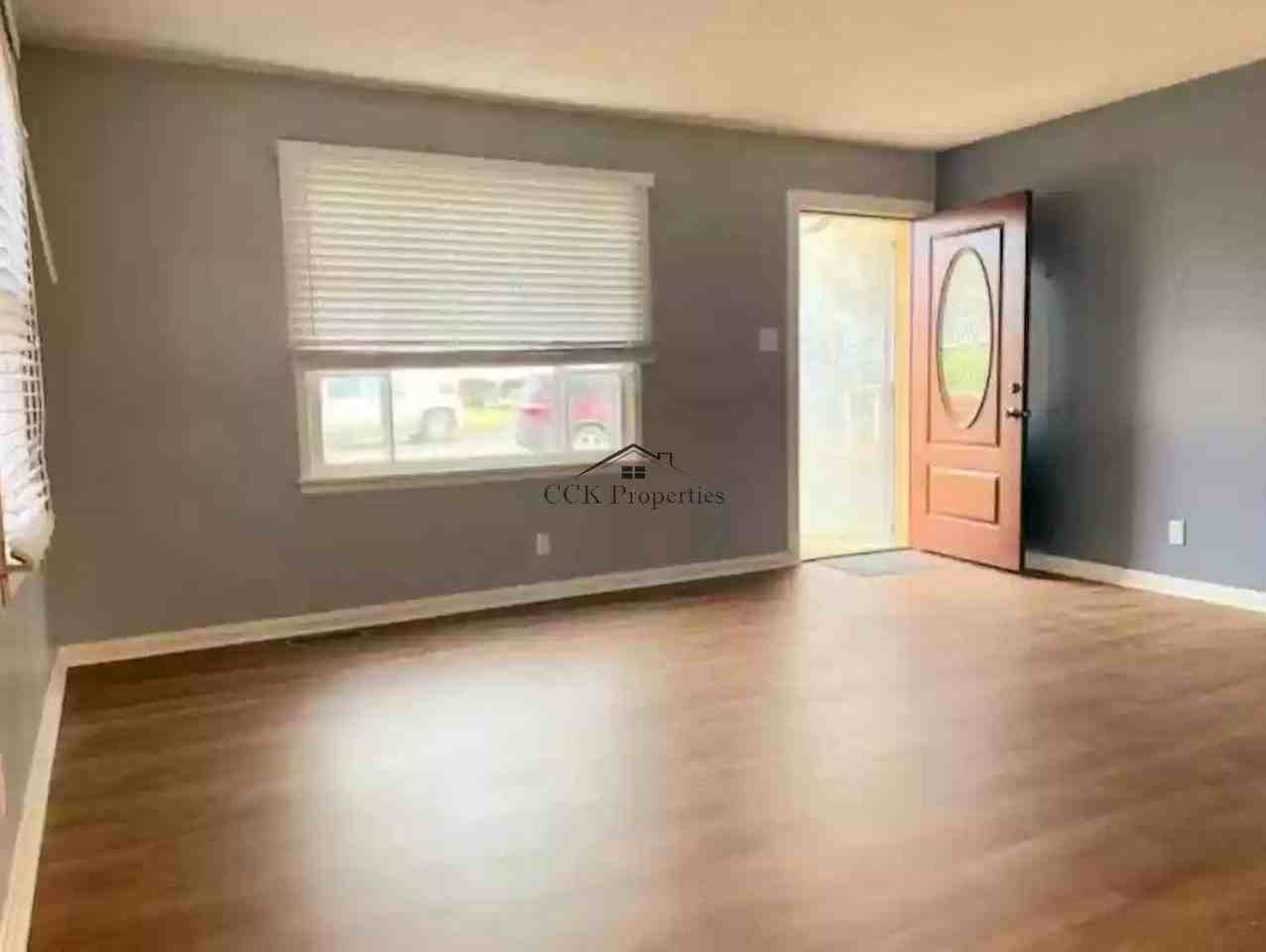 605 Sherman Dr - Photo 4 of 10