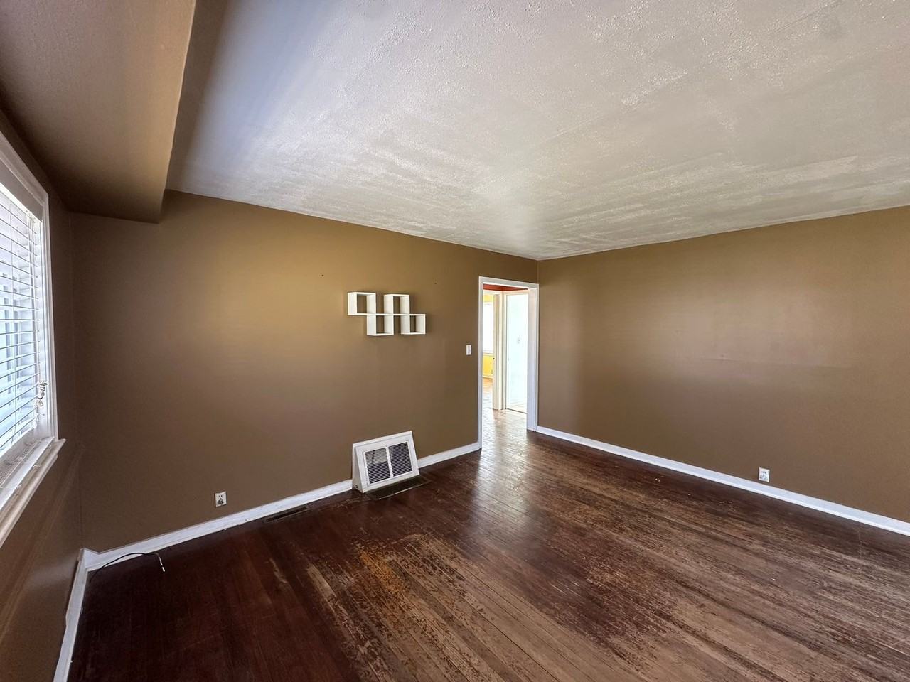611 W Spruce St - Photo 3 of 17