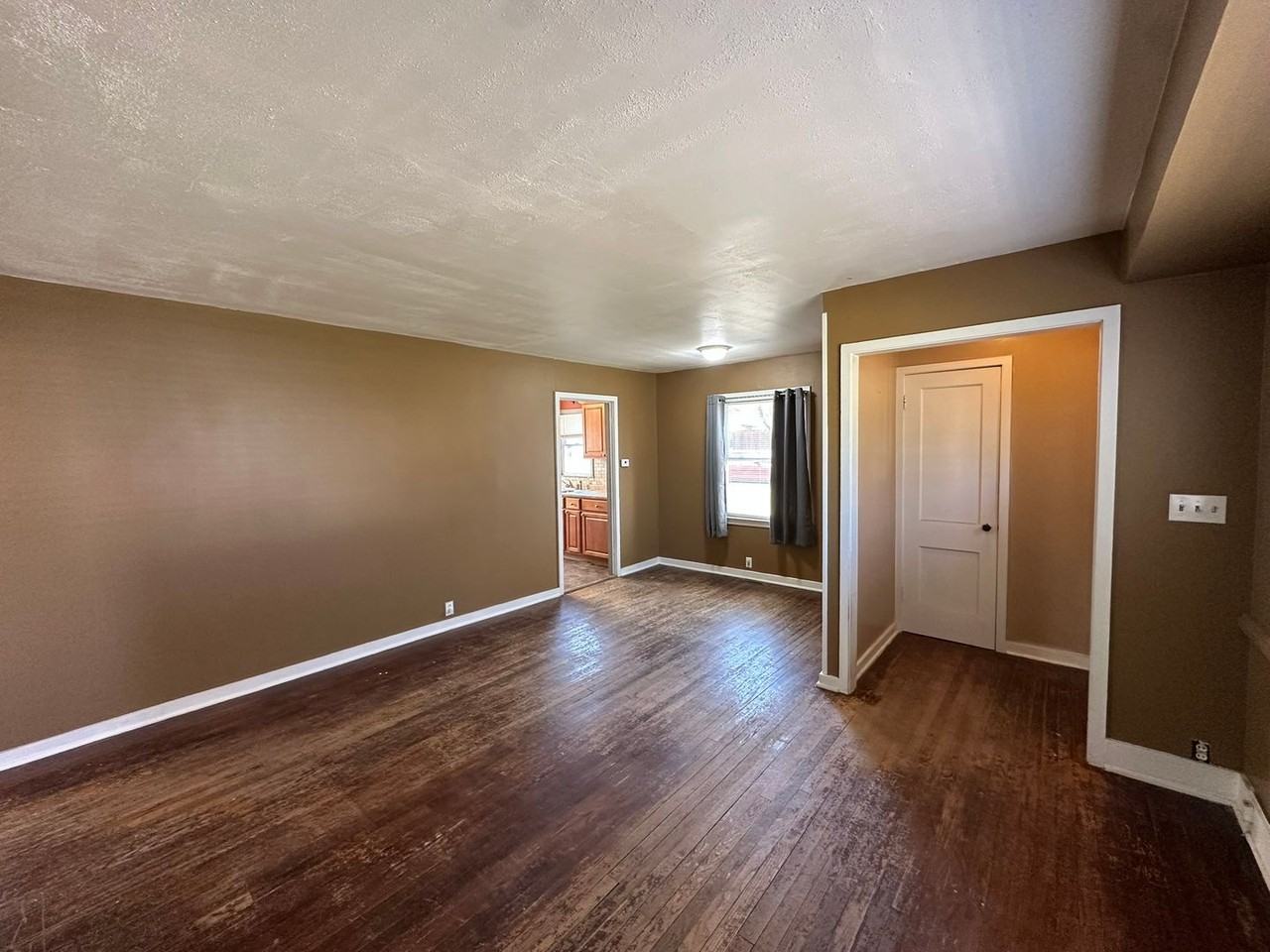 611 W Spruce St - Photo 4 of 17