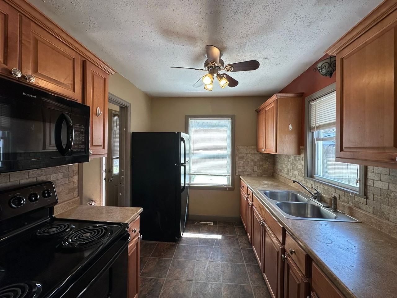 611 W Spruce St - Photo 5 of 17