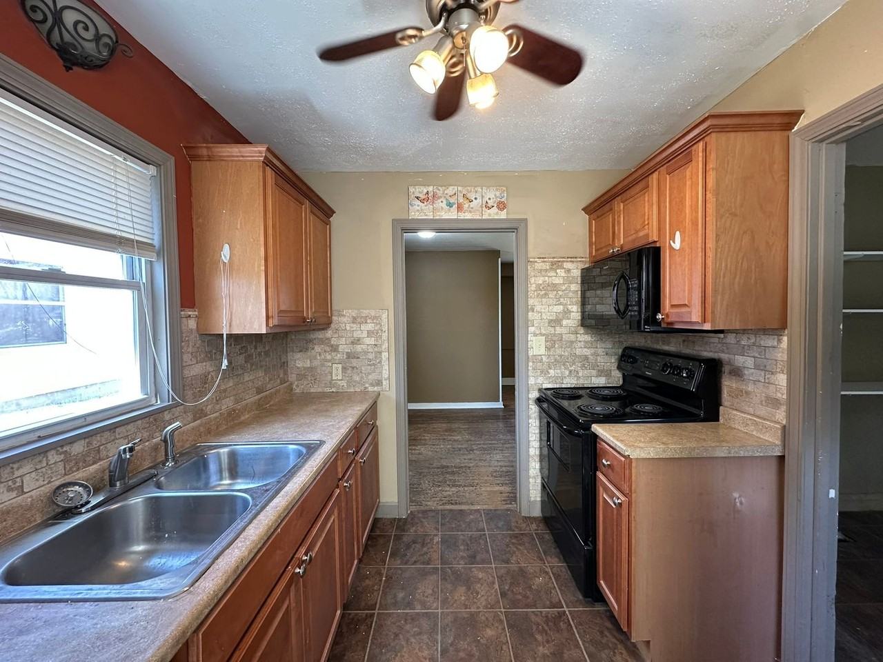 611 W Spruce St - Photo 6 of 17