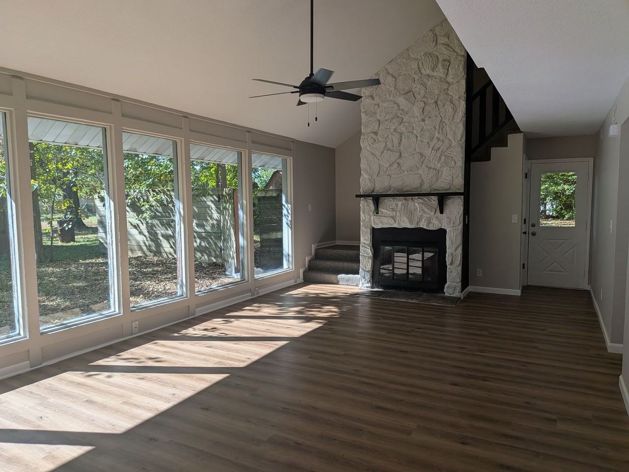 241 N Rainbow Dr - Photo 3 of 32