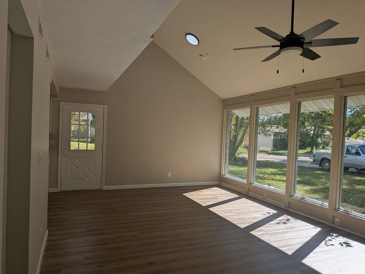 241 N Rainbow Dr - Photo 6 of 32
