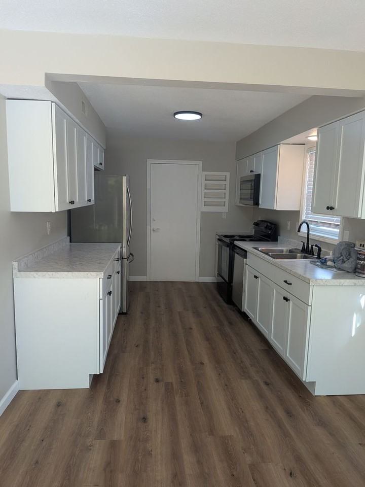 241 N Rainbow Dr - Photo 7 of 32