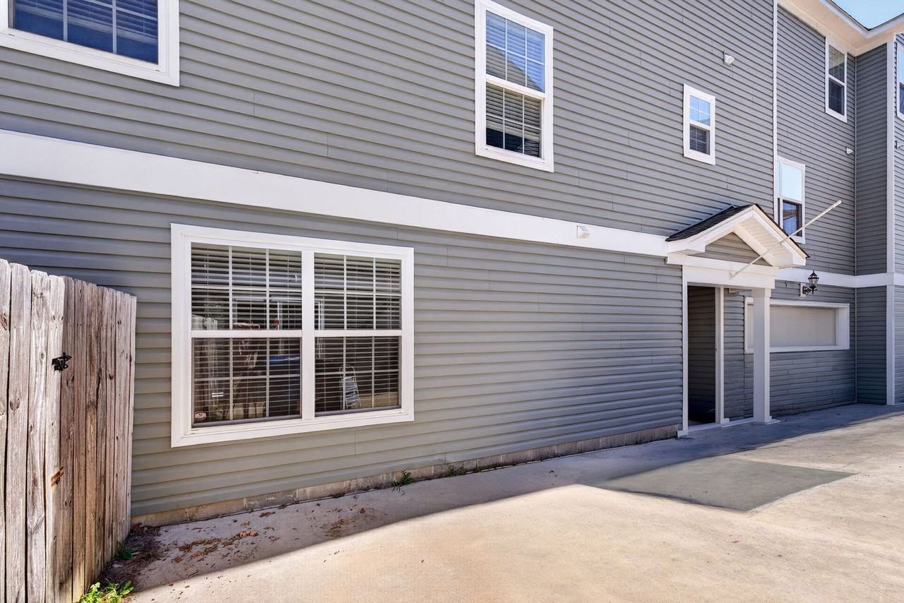 915 12th St - Photo 2 of 37
