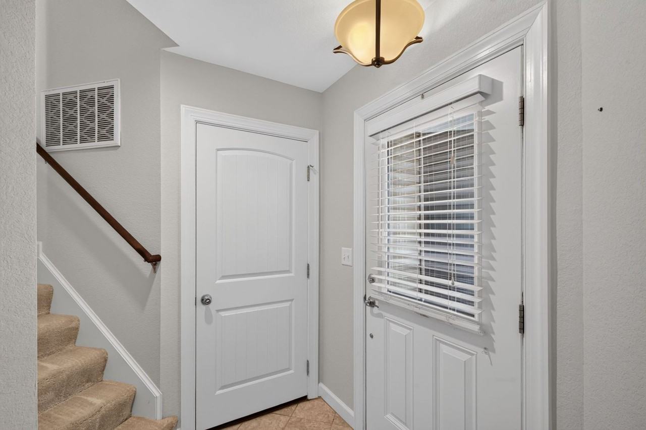 915 12th St - Photo 4 of 37