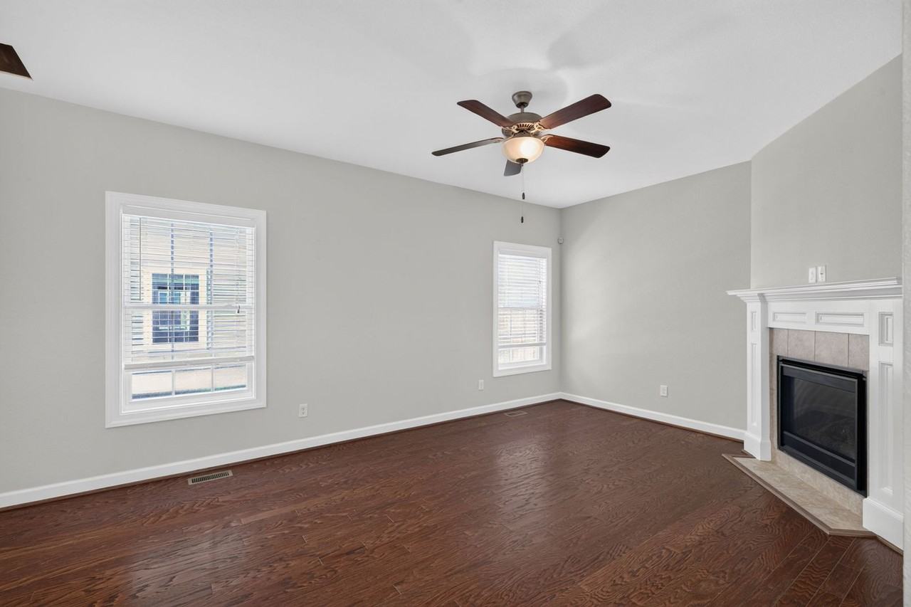 915 12th St - Photo 5 of 37