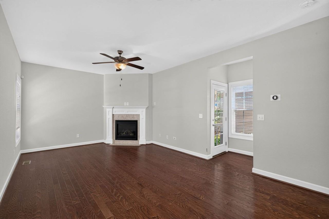 915 12th St - Photo 6 of 37