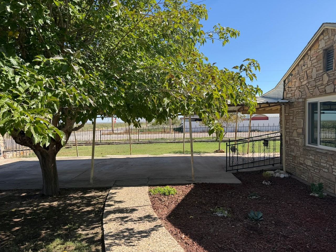 4305 E Derrick Rd - Photo 3 of 28