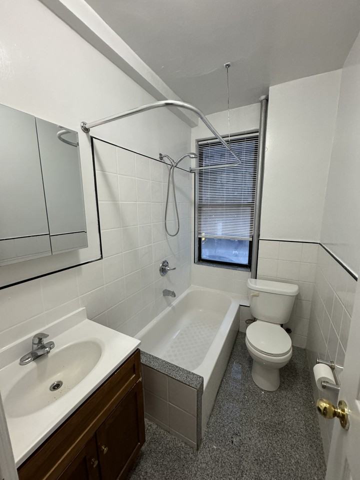 E 52nd St & Lexington Ave #2 - Photo 2 of 8