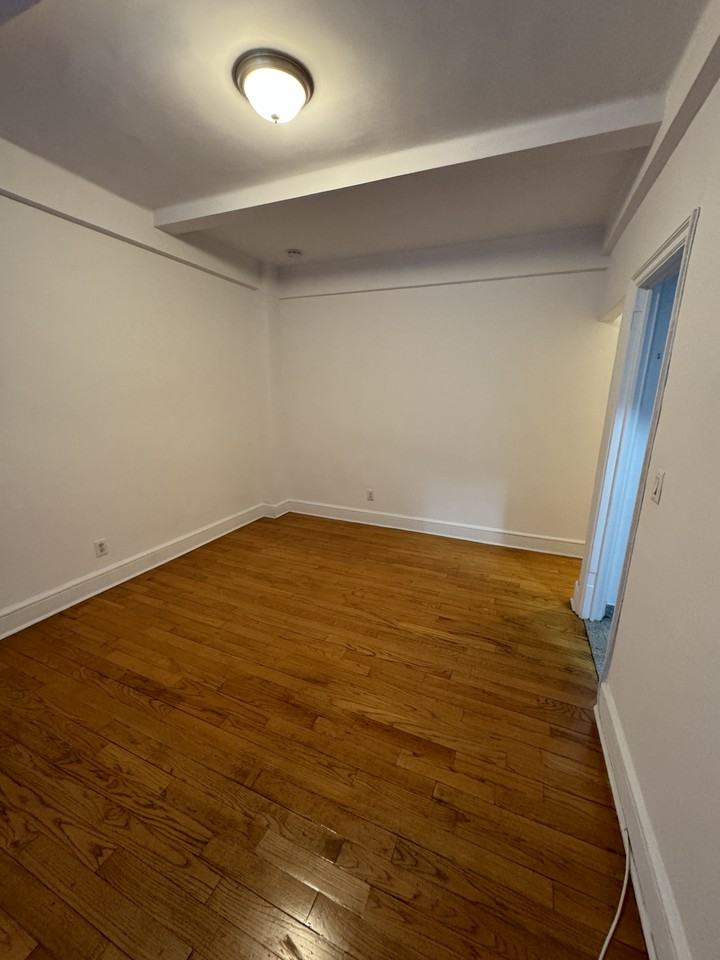 E 52nd St & Lexington Ave #2 - Photo 3 of 8