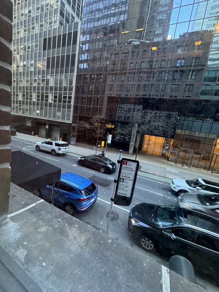 E 52nd St & Lexington Ave #2 - Photo 4 of 8