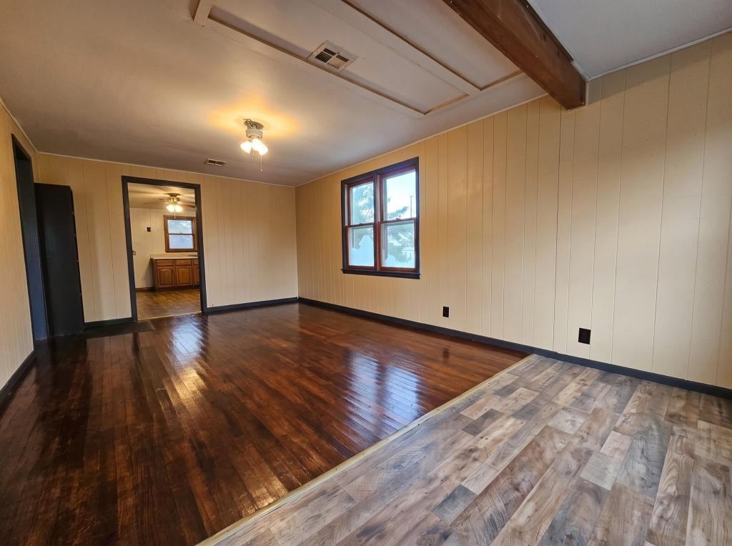 405 S Maple St - Photo 2 of 11