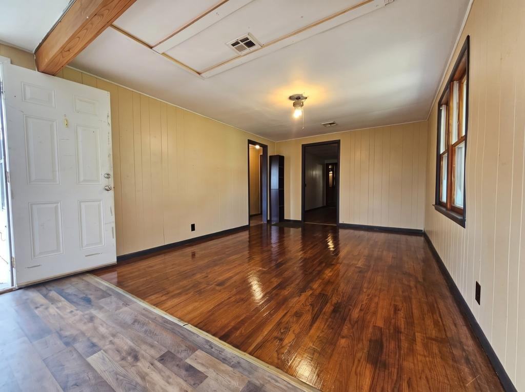 405 S Maple St - Photo 3 of 11