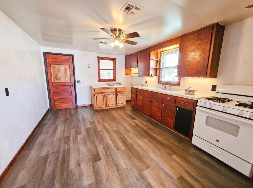 405 S Maple St - Photo 4 of 11