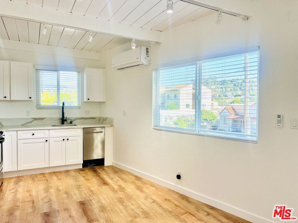 421 E Chevy Chase Dr ##5 - Photo 7 of 18