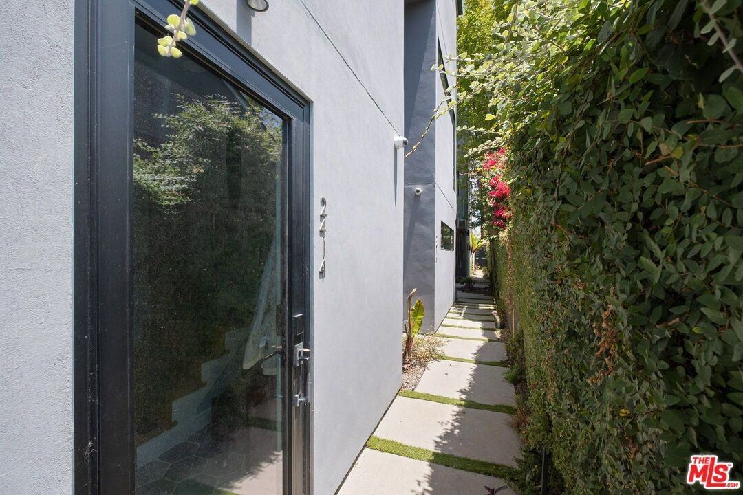 2414 Penmar Ave - Photo 3 of 32